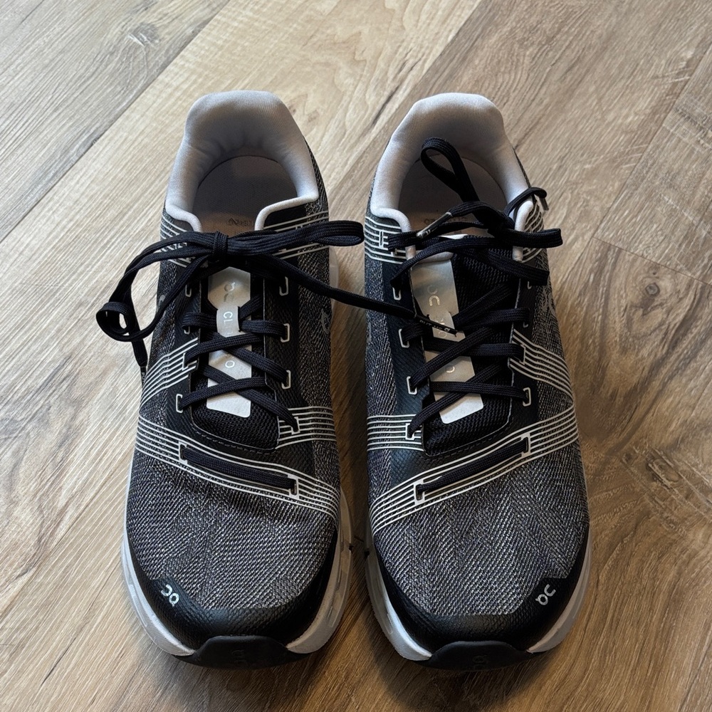 On Cloud Men's Black and Gray Athletic Shoes 9.5